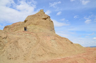 徒步者攀登奇特土山