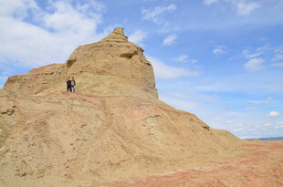 攀登独特地貌山丘之人