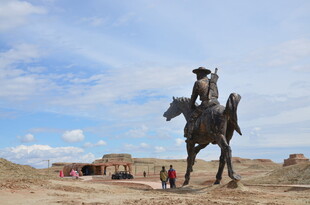 沙漠中骑马的牛仔雕像