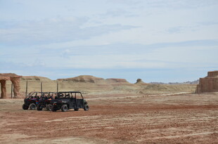 沙漠中的越野车队