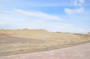 广袤荒原 蓝天白云相伴