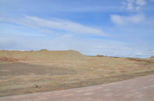 空旷原野中的平坦道路