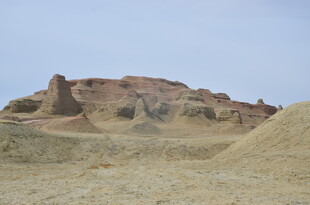 荒凉沙漠中的奇特土丘地貌
