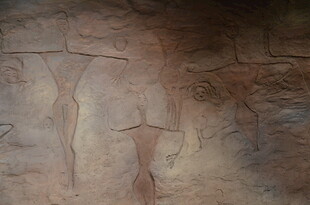 古老岩画中的神秘形象