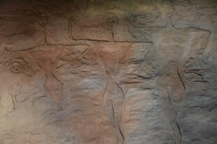 古老石壁上的神秘雕刻