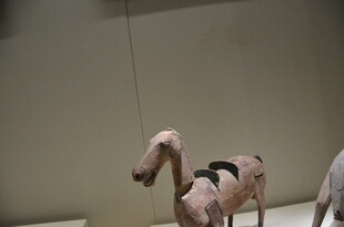 古代奇特造型陶器展品