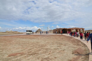 草原上的建筑与人群