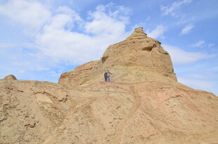 沙漠孤峰上的徒步者