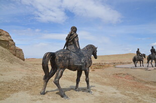 草原骑马雕像景观