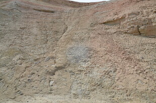 荒凉山坡地貌景观