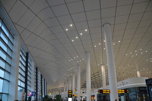 现代机场大厅内部空间