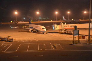 夜间机场停机坪景象