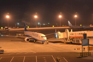 夜间机场停机坪上的飞机