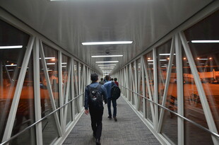 三人行走在金属结构通道