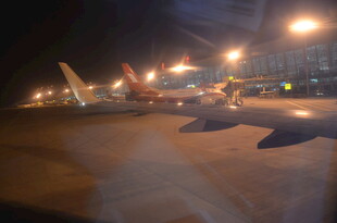 夜间机场停放的多架飞机