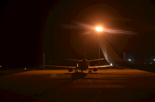 夜间机场的飞机准备起飞