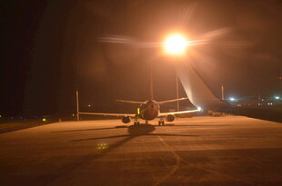 夜间停机坪上的飞机