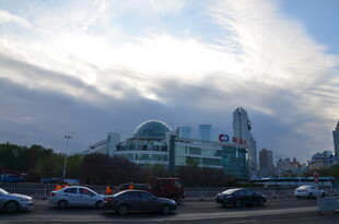 城市街道旁的建筑与车流