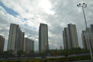 城市高楼与蓝天白云景观