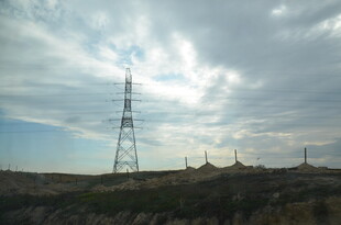 旷野中的高耸输电塔