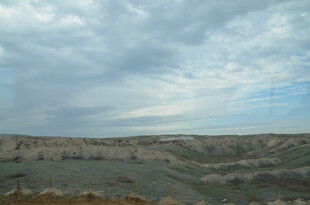 广袤旷野上的多云天空