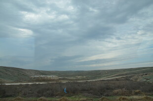 旷野上的多云天空