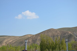 山间路标与蓝天白云景色