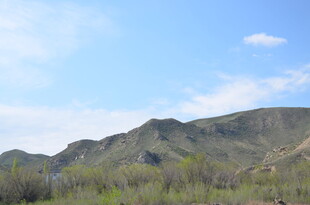 青山蓝天间的自然景致