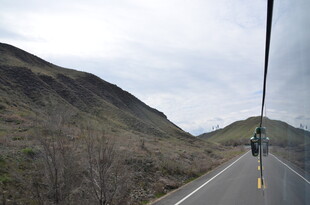 公路边的山野骑行风景