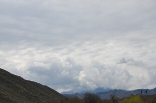 山间云雾缭绕的自然景致