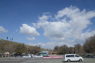 户外停车场的晴朗风光