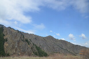 蓝天映衬下的巍峨山脉