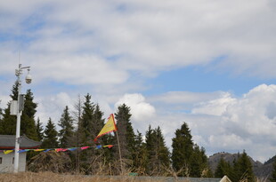 山间彩旗飘扬的户外场景