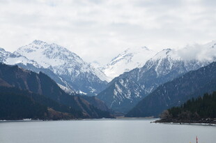 雪山下的宁静湖泊