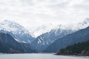 雪山下的宁静湖泊