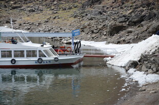 湖畔停泊的船只