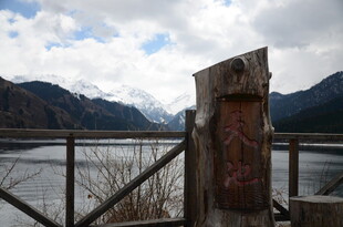 湖畔木栏处的山水景致