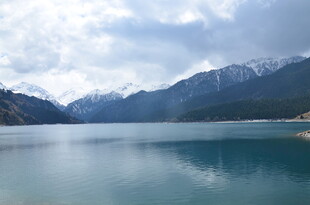 宁静山水间的澄澈湖泊