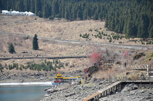 山间湖畔工程施工场景