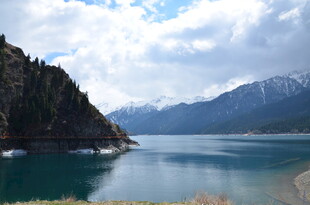 美丽湖景与远山相映