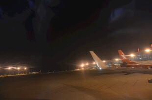 夜间机场跑道上的飞机