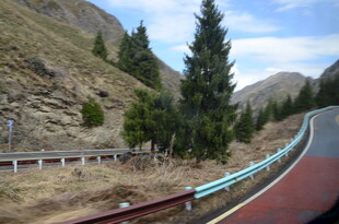 山间蜿蜒的多彩公路