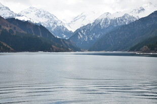 雪山下的宁静湖泊