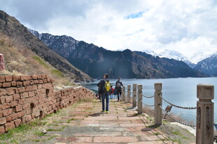 湖畔山间的徒步旅行者