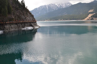 宁静山水间的美丽湖景