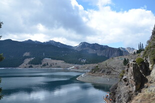 山水相依的静谧湖景