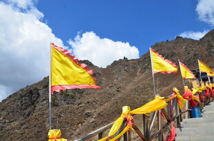 山间彩旗飘扬的观景步道