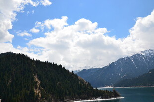 湖畔青山蓝天白云美景