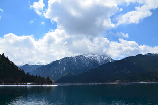 湖畔青山蓝天美景如画