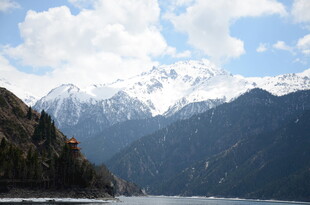 雪山湖泊壮丽自然景观